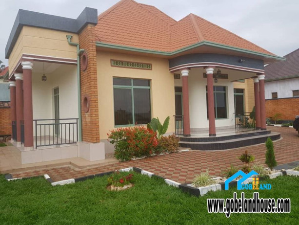 spacious-4-bedroom-house-with-garden-and-parking-big-3