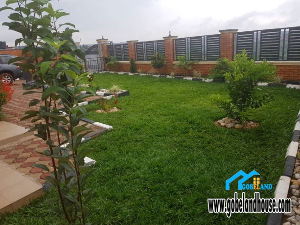 spacious-4-bedroom-house-with-garden-and-parking-big-2