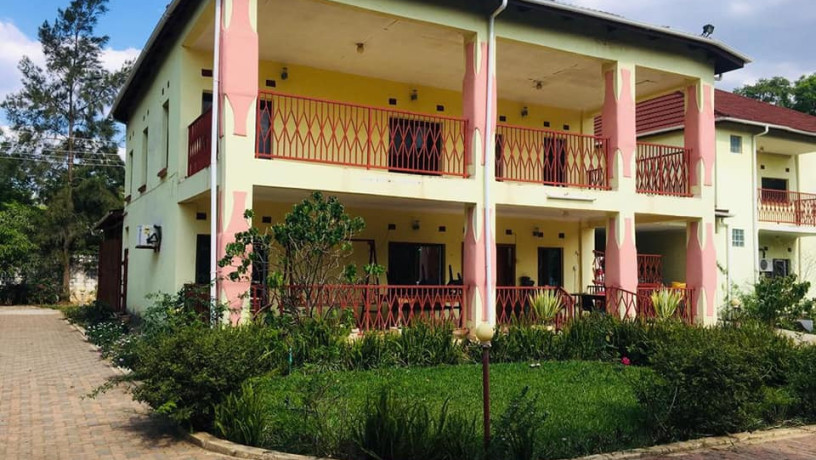 spacious-five-bedroom-home-in-makeni-big-3