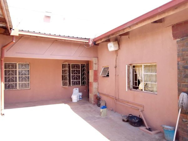 vacant-1-bedroom-flat-near-goldcrest-mall-big-3