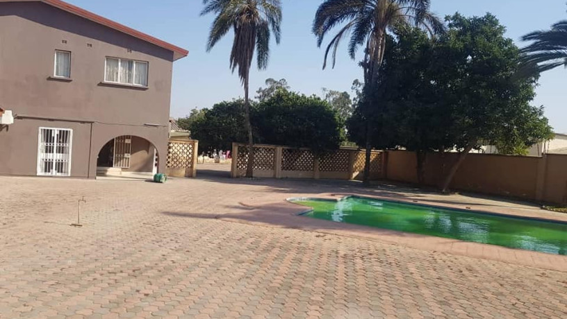 executive-5-bedroom-house-with-swimming-pool-and-cottage-big-1