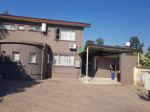 executive-5-bedroom-house-with-swimming-pool-and-cottage-big-3