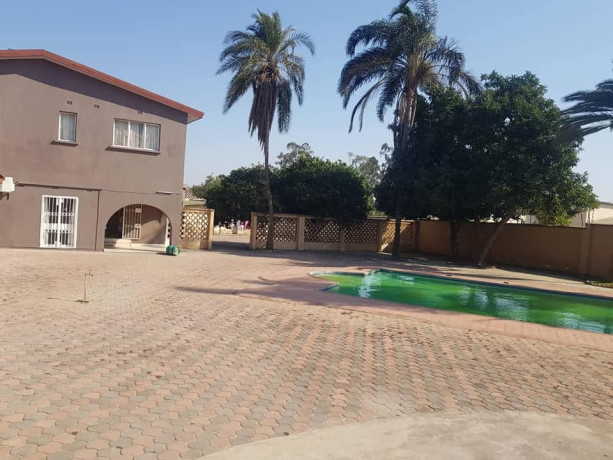 executive-5-bedroom-house-with-swimming-pool-and-cottage-big-1