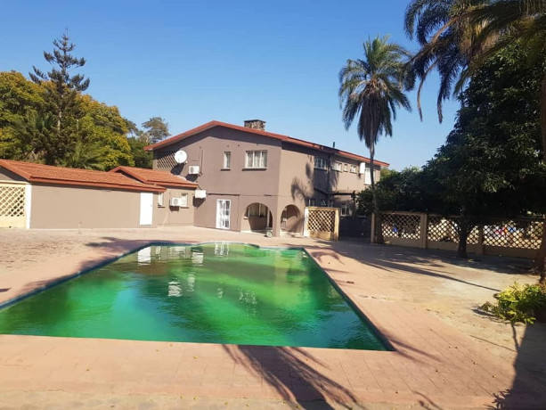 executive-5-bedroom-house-with-swimming-pool-and-cottage-big-2