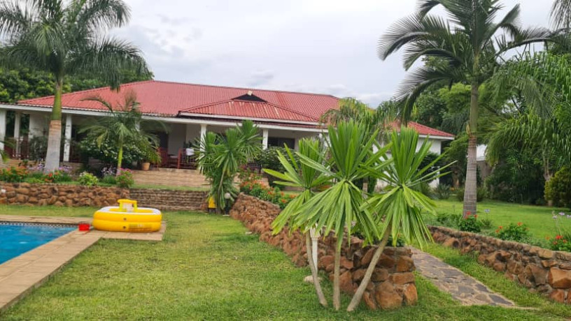 luxurious-4-bedroom-house-in-livingstone-big-8