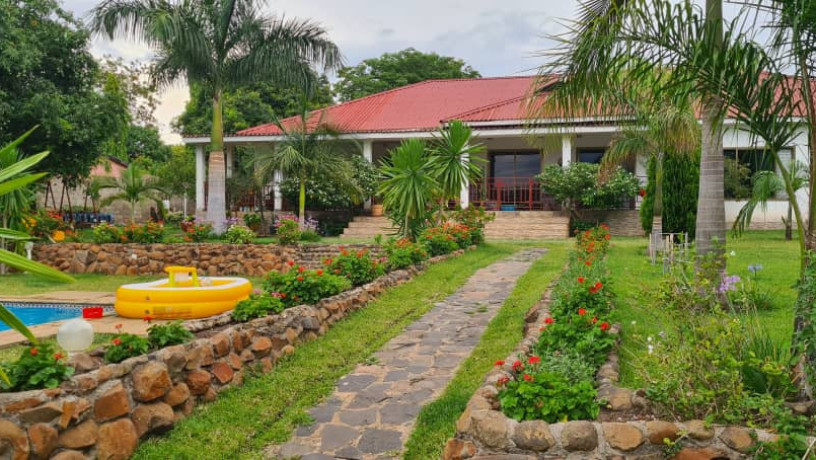 luxurious-4-bedroom-house-in-livingstone-big-0