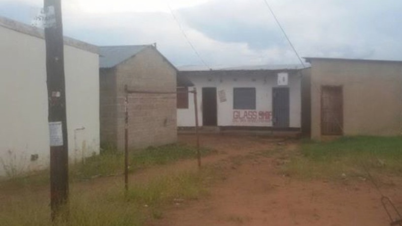 open-area-shop-with-wooden-shelves-in-highlands-market-big-2