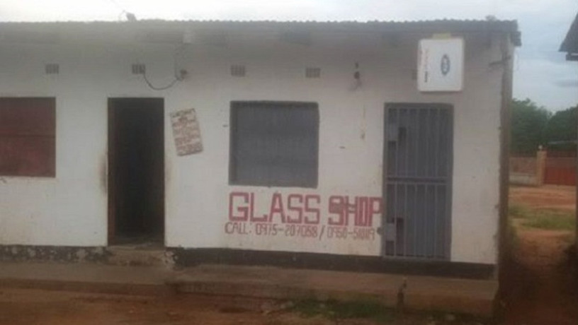 open-area-shop-with-wooden-shelves-in-highlands-market-big-0