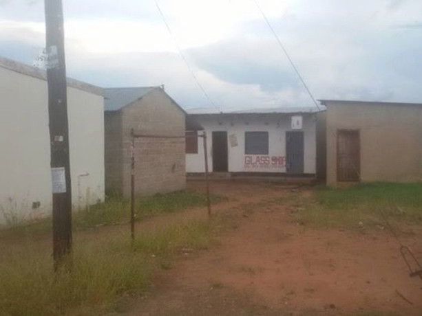 open-area-shop-with-wooden-shelves-in-highlands-market-big-2