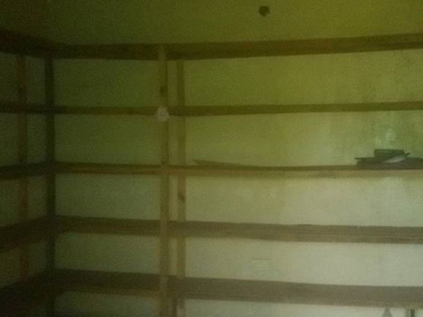 open-area-shop-with-wooden-shelves-in-highlands-market-big-3