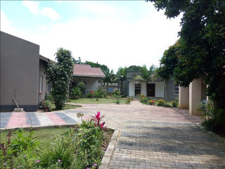 spacious-3-bedroom-house-with-guest-wing-and-shop