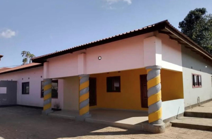 spacious-4-bedroom-flat-for-rent-in-chalala-big-7