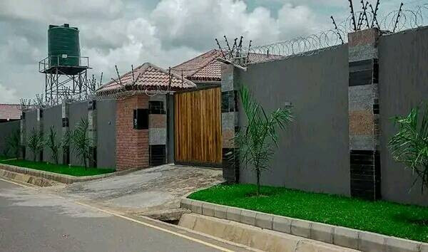 beautiful-and-neat-newly-built-5-x-2-bedroom-flats-in-ibex-hill-lusaka-big-3