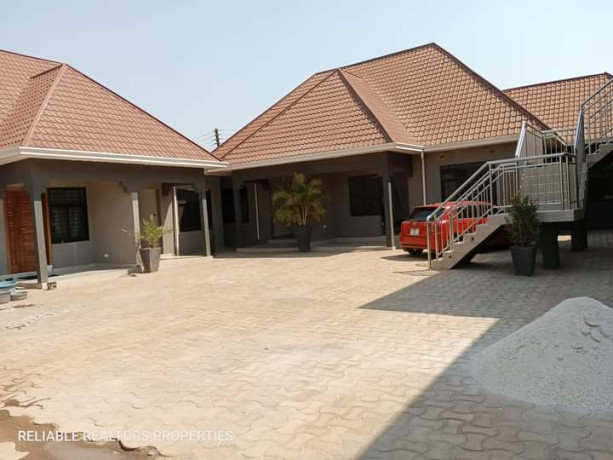 2-bedroom-flat-for-rent-in-chalala-big-3