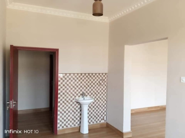 3-bedroom-flat-for-rent-in-chalala-big-8