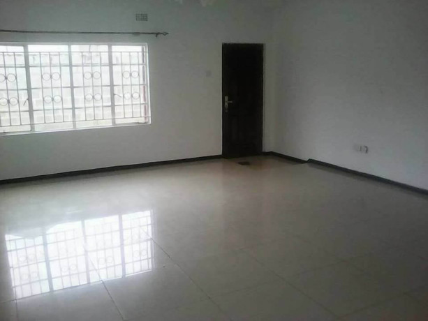 spacious-three-bedroom-flat-in-salama-park-big-5
