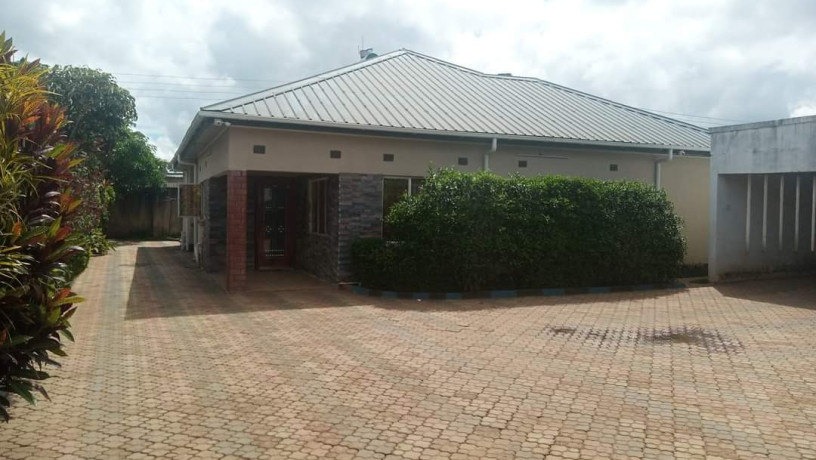 spacious-3-bedroom-house-for-sale-in-meanwood-kwamwena-big-1