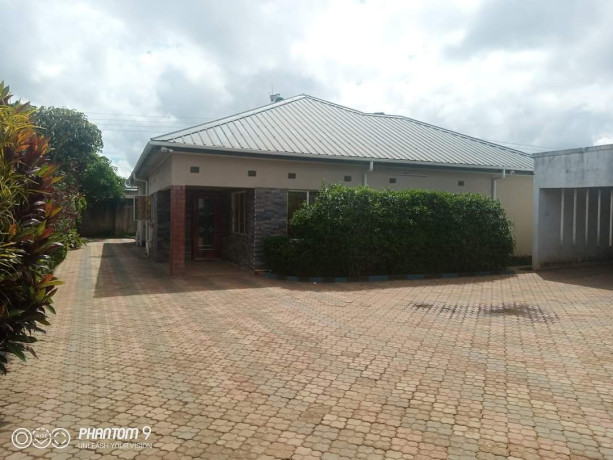 spacious-3-bedroom-house-for-sale-in-meanwood-kwamwena-big-1