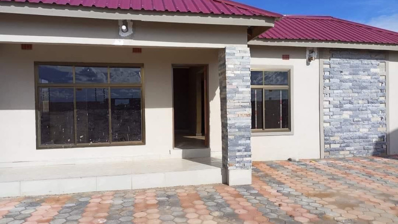 newly-built-3-bedroom-house-in-lilayi-estate-big-4