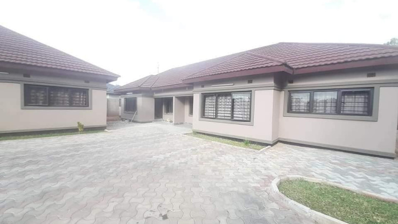 complex-of-4-flats-for-sale-in-avondale-big-2