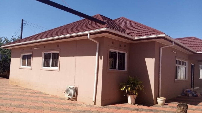 4-bedroom-house-for-sale-in-lilayi-big-3