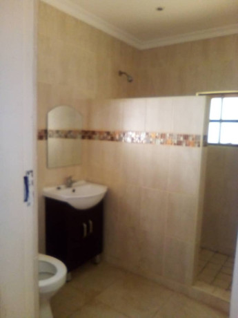 furnished-2-bedroom-house-in-ibex-hill-big-6