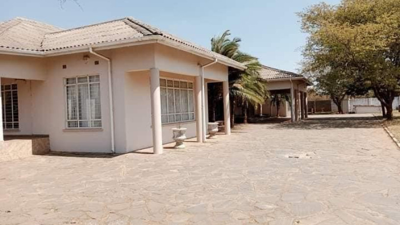 8-bedroom-house-for-sale-in-chalala-big-4