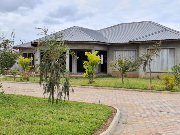complex-of-9-free-standing-bungalows-in-makeni-big-9