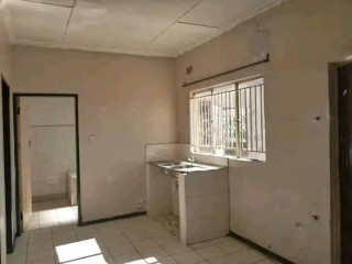 1-bedroom-flat-for-rent-in-kamwala-south
