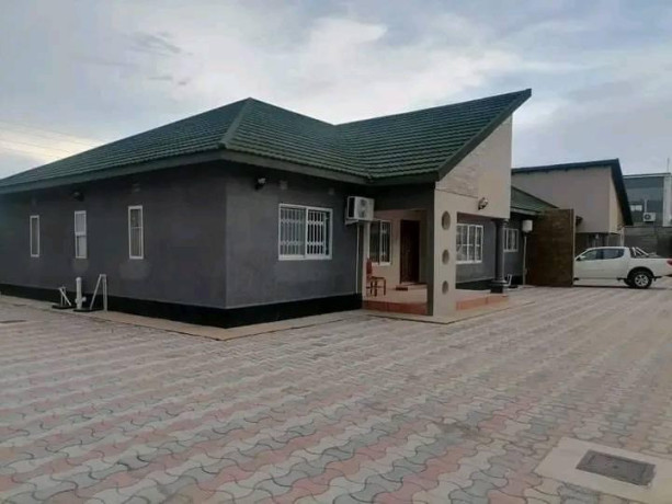 executive-3-bedroom-flat-for-rent-in-lilayi-big-0