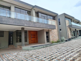 Spacious 5 Bedroom Flat on Zambezi Road