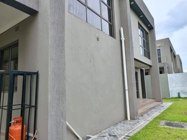 spacious-5-bedroom-flat-on-zambezi-road-big-7