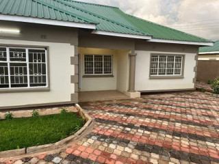 3 Bedroom Flat For Rent in Ibex Hill