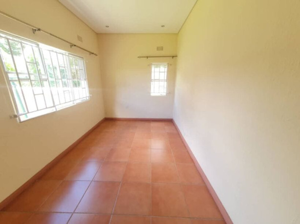 2-bedroom-house-for-rent-in-roma-big-4