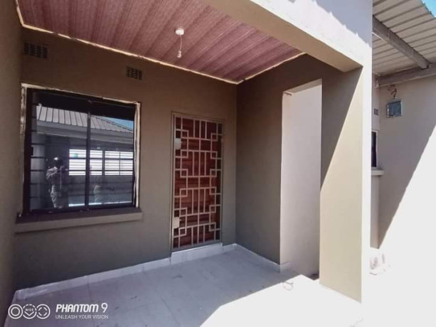 32-bedroom-flats-for-rent-in-meanwood-kwamwena-big-2