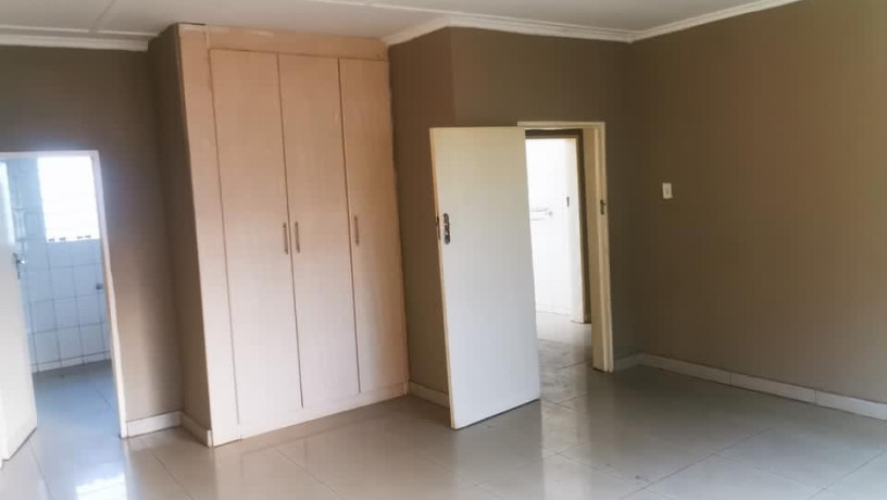 3-bedroom-flat-for-rent-in-chalala-big-4