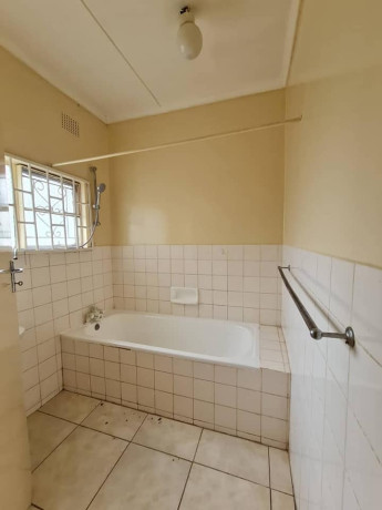 3-bedroom-flat-for-rent-in-kabulonga-big-5