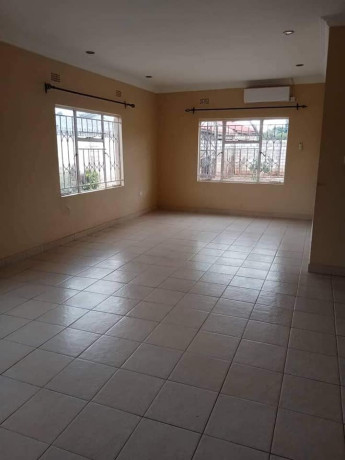 3-bedroom-flat-for-rent-in-lilayi-big-5