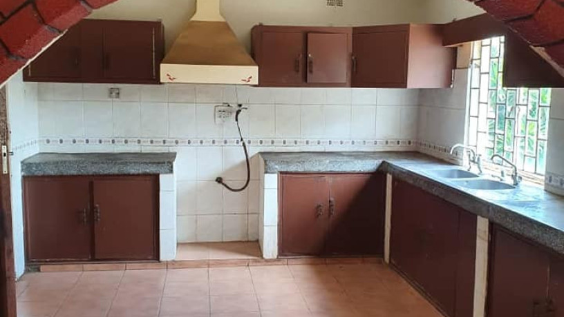 spacious-3-bedroom-flat-in-makeni-big-1