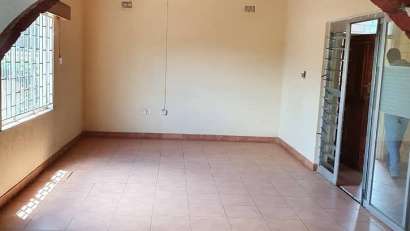 spacious-3-bedroom-flat-in-makeni-big-3